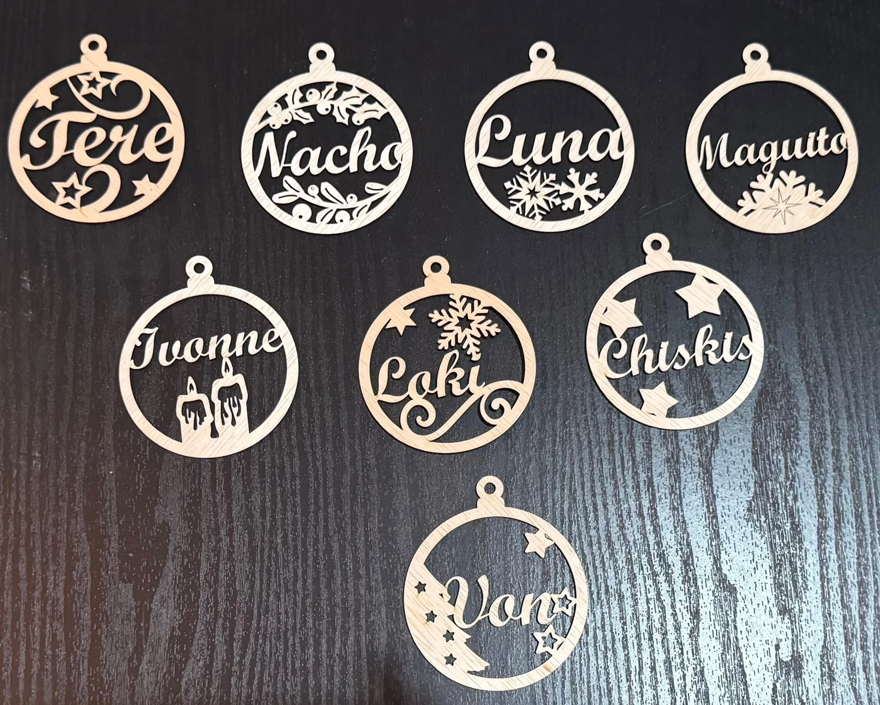 Trabajo real de Rustine: esferas de madera con nombres personalizados
