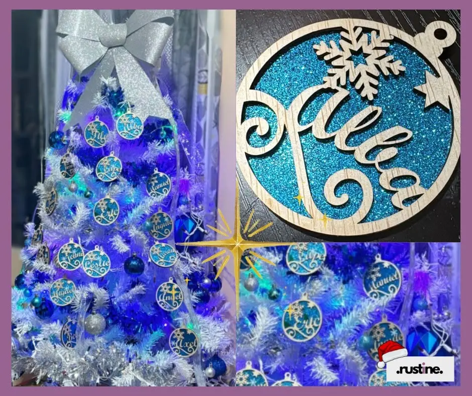Collage real de un árbol de Navidad con esferas azules personalizadas y un acercamiento al nombre Alexa.